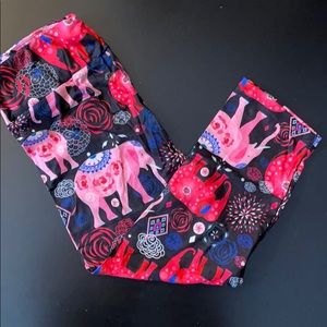 Fabulegs elephant Capri medium leggings.